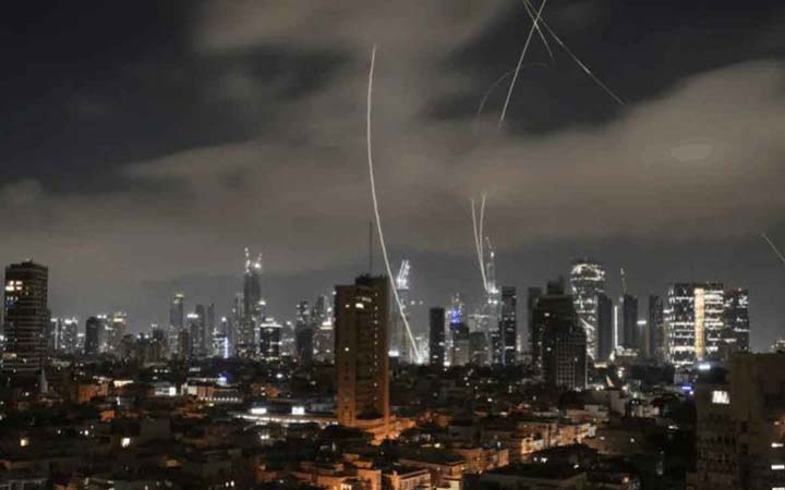 ইসরায়েলজুড়ে রাতভর ইরানের হামলায় নিহত ৭